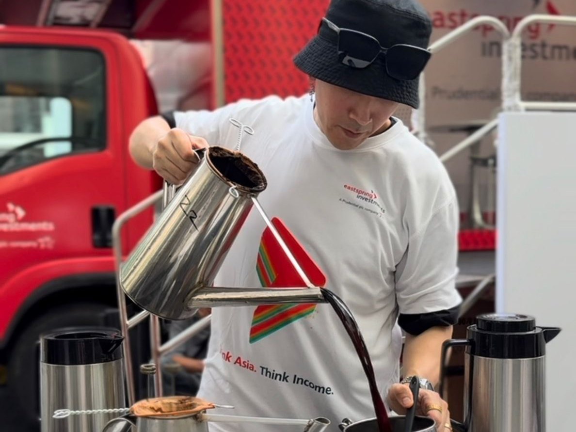 Bori barista pouring kopi at Eastspring activation